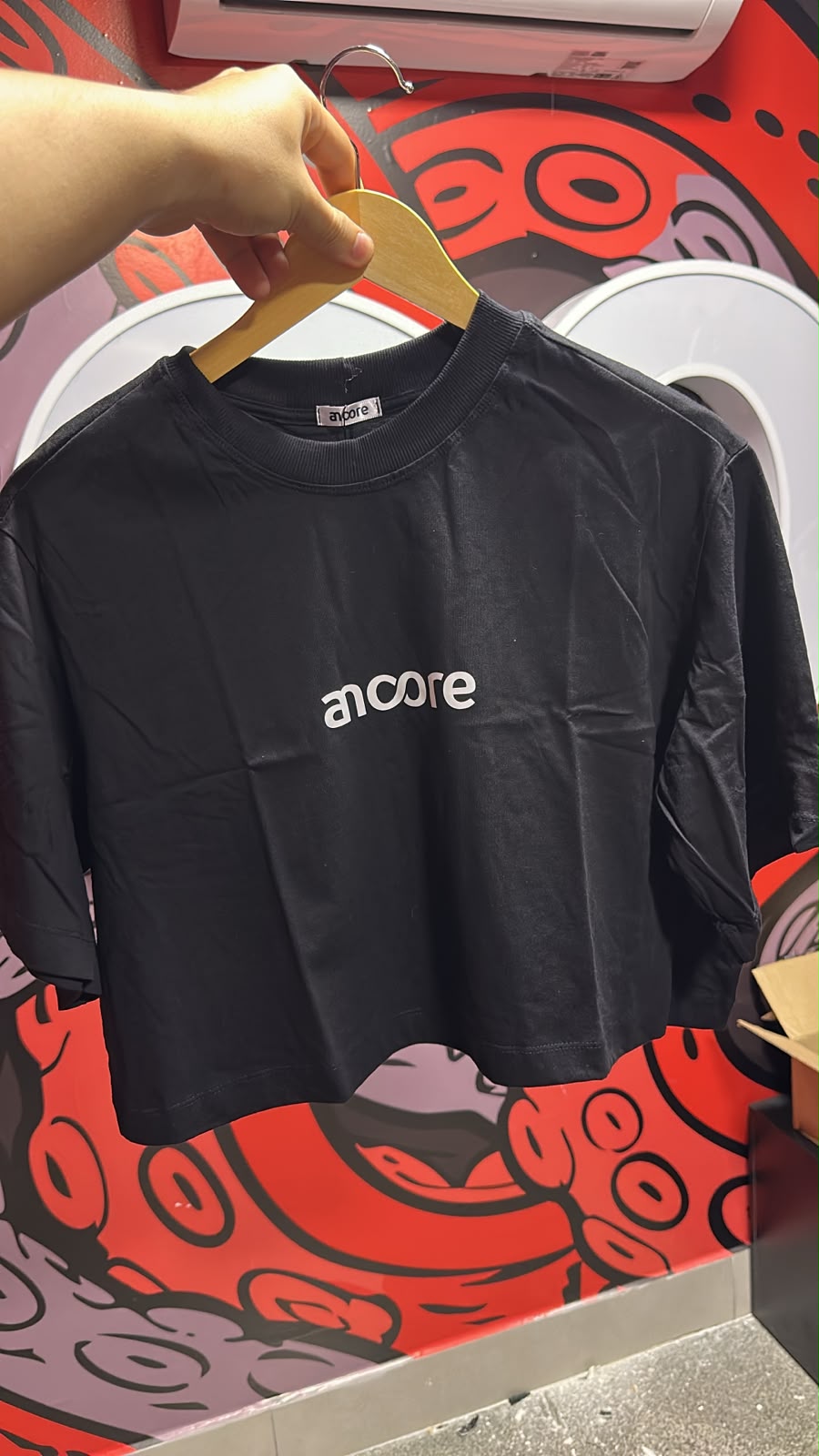 Camiseta esportiva — referência visual 1; detalhes a confirmar